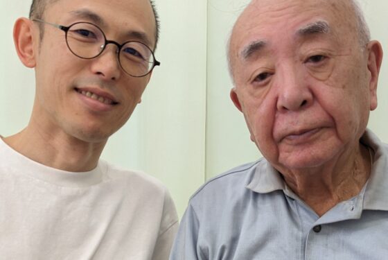 施術を担当した施術者と、高齢の男性患者が並んで写っている写真。室内で穏やかな表情をしている。