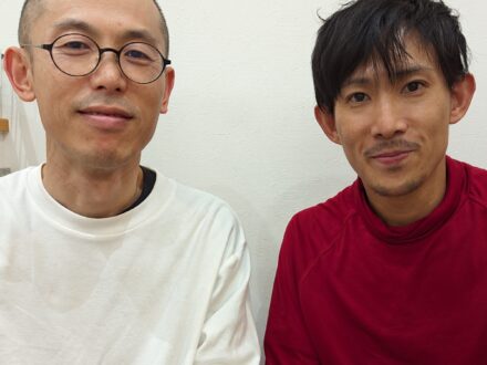 バイク事故後の首・肩・腰の痛みが改善し笑顔で並ぶ患者さんと施術者