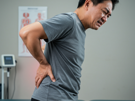 思わず腰に手が行き、呼吸や体重移動もつらくなる