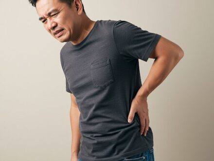 前かがみで腰痛が出る患者さんのイメージ