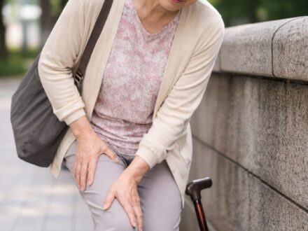 歩くと太もも外側と前が痛くなる高齢女性｜狭窄症や股関節の不調を示すイメージ