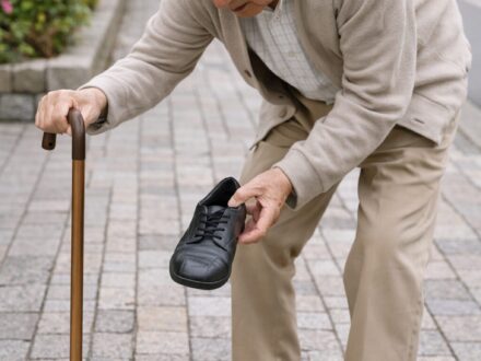 靴に何か入ったのか確認するおじいさんの画像